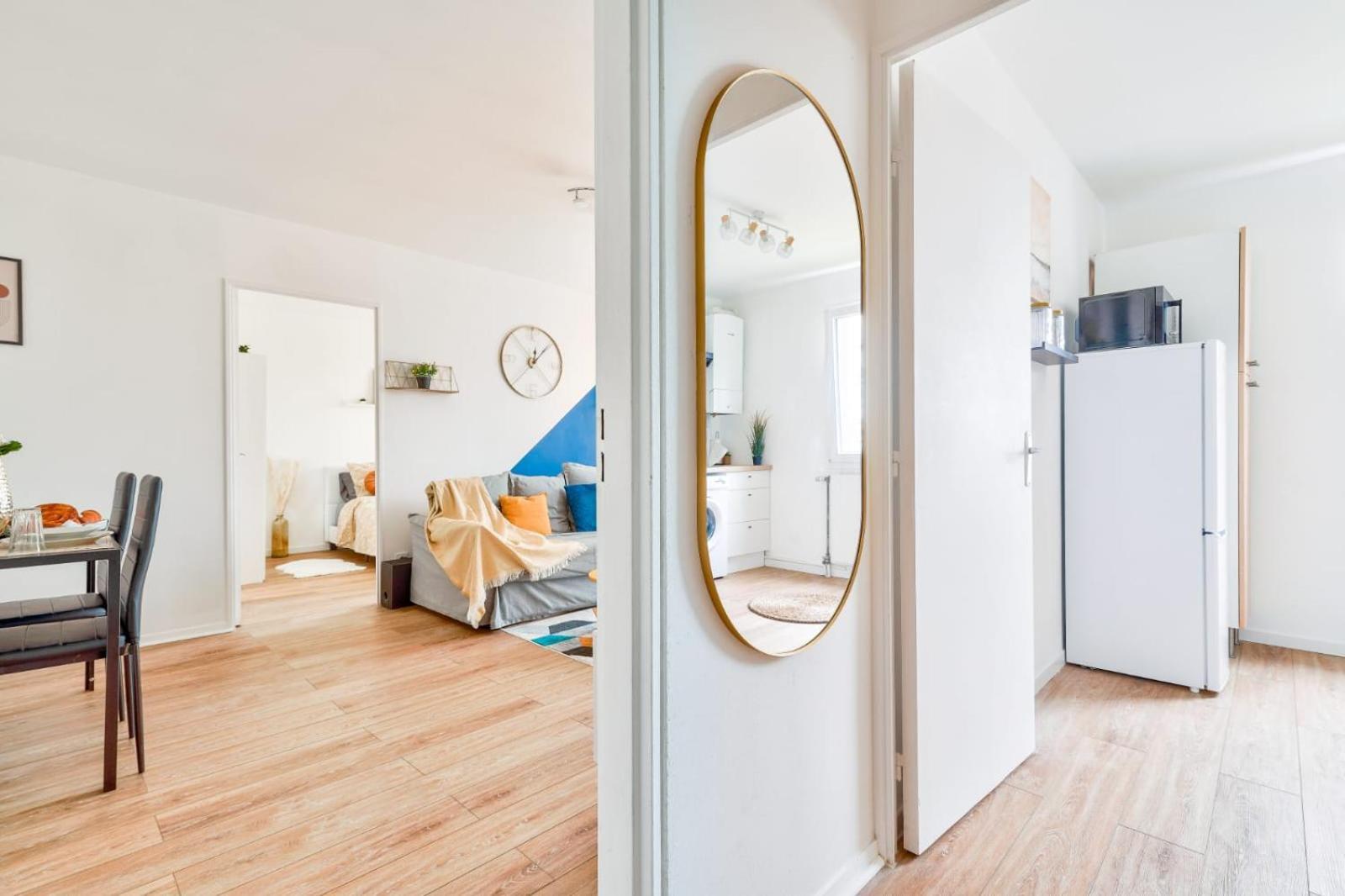 Le Cosy Yellow Lumineux A 5 Min De La Gare D'evry Avec Parking Gratuit Apartment *